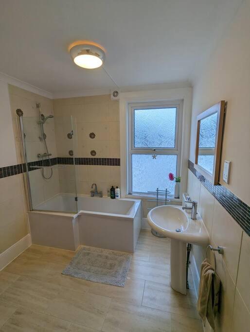 Spacious First Floor Family Flat, Sea View Torquay Esterno foto